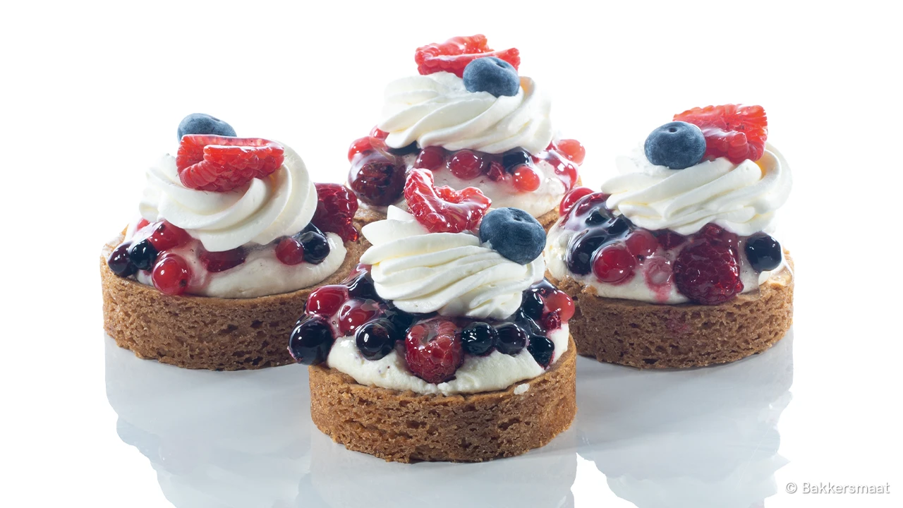 Witte chocolade bosvruchten gebak